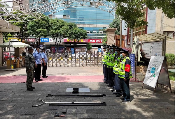 云南保全聯(lián)合昆明市第十二中學(xué)校、吳井路派出所  開展校園保安反恐防暴技能培訓(xùn)及演練簡報(bào)